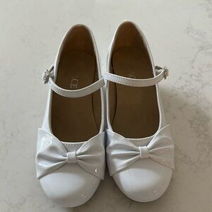 Place size 1 girls white patent shoes.